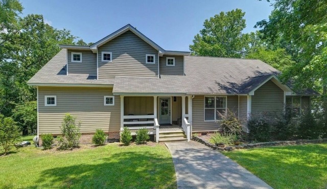 Well-appointed 5-bedroom, 5 bathroom house on gorgeous Lake Wateree with AC