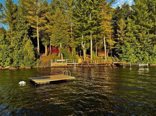 Well-appointed Adirondack cabin directly on 9-mile lake