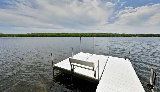 Well-appointed and comfortable retreat on Silver Lake - 2 hour drive to Minneapolis