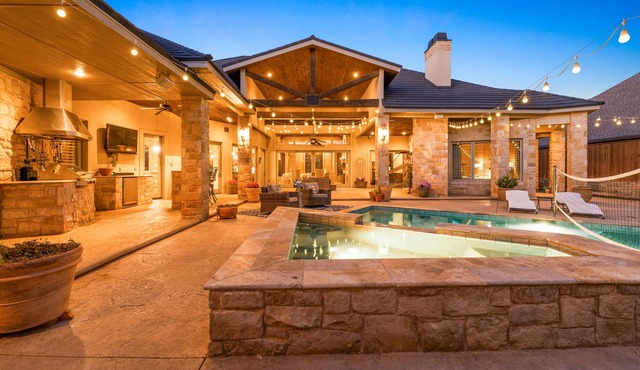 Well Appointed and Spacious, Best of Lubbock/Pool+Hot Tub/Gym!