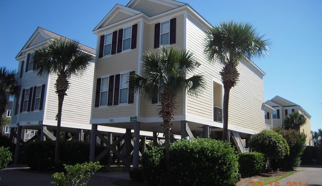 WELL APPOINTED BEACH HOUSE IN OCEANFRONT COMMUNITY W/POOL.