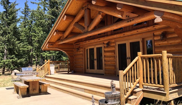 Well appointed cabin with views on 20 acres, minutes from Cle Elum & Roslyn