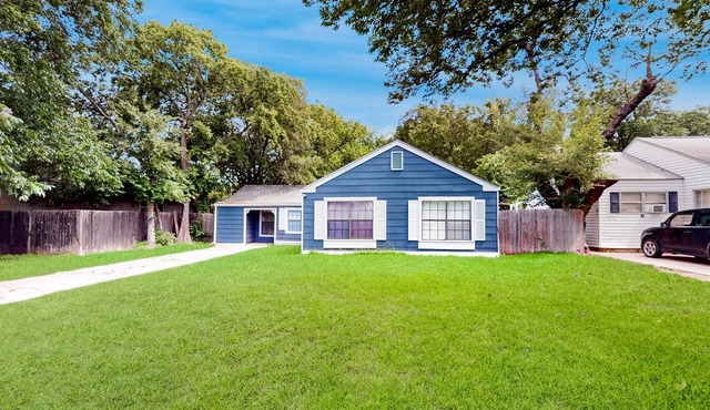 Well-appointed, dog-friendly house with game room, washer/dryer, & central AC
