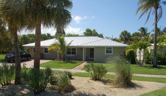 Well Appointed Home Salt Water Pool & Separate Pool House & Putting Green