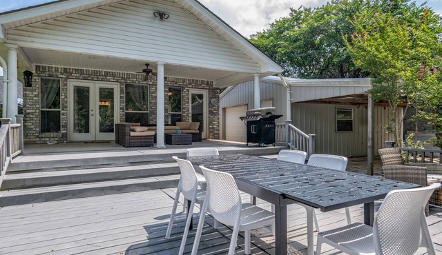 Well Appointed Lake Front Ranch that Sleeps 10