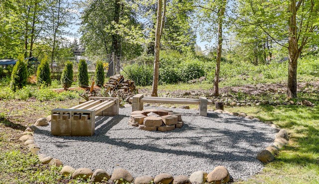 Well-Appointed McKenna Home: Fire Pit & Deck!