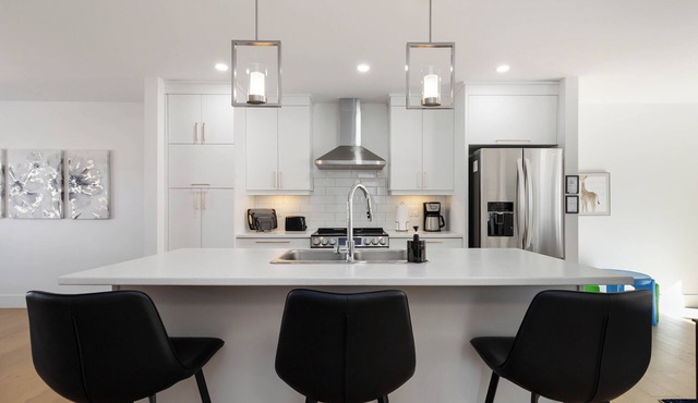 Well Appointed Modern Townhouse Located Close To YQM Airport and All Amenities.