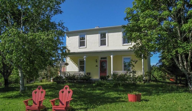 Well-appointed Queen Room in Riverside Historic Farmhouse Getaway