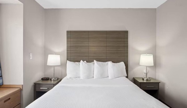 Well-Appointed Room Close to Kauffman Stadium – Great for Sports Fans