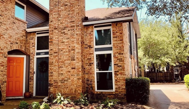 Well appointed, Recently Updated, Open Concept , Downtown Dallas. Dogs welcome!