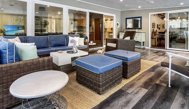 Well-appointed River home w/pool, screened porch, freestanding tub