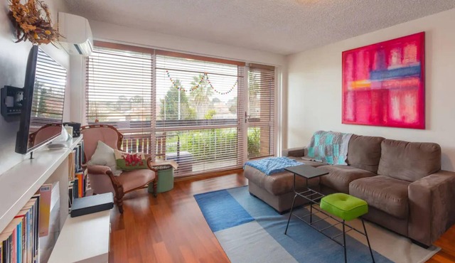 Well-Appointed Sunny 2 Bedroom Apartment in Northcote With Parking