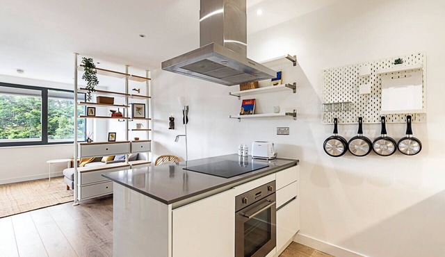 Well-Connected, Cosy and Bright Modern Flat