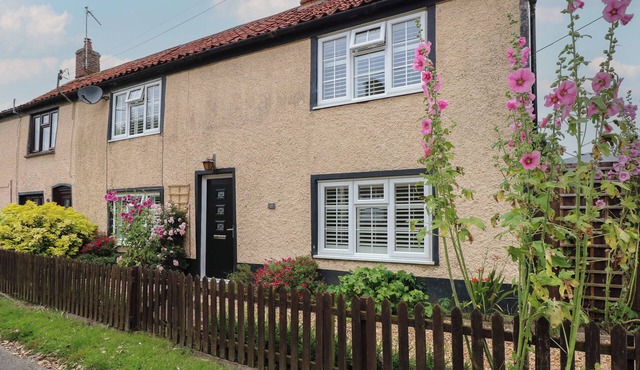 WELL COTTAGE, family friendly, character holiday cottage in Grimston