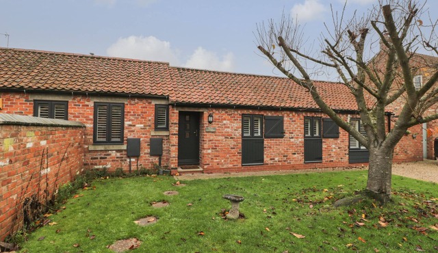 WELL COTTAGE, family friendly, with hot tub in Leven Near Beverley