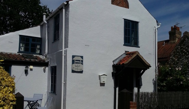 Well Cottage in Central Holt Norfolk. Cosy. Sleeps 5 adults. Free Parking.