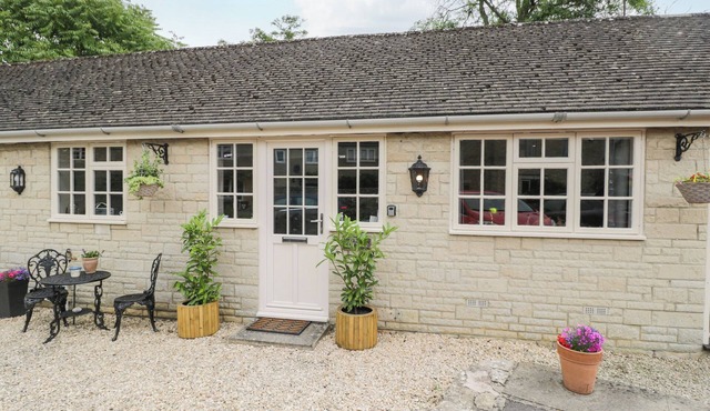 WELL COTTAGE, pet friendly, with a garden in Crudwell