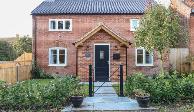 WELL COTTAGE, pet friendly, with open fire in Loddon