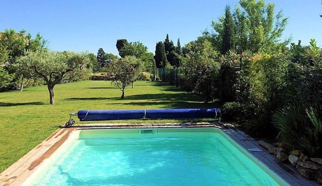 Well-decorated vacation farmhouse in Ste-Cécile-les-Vignes, heated pool.