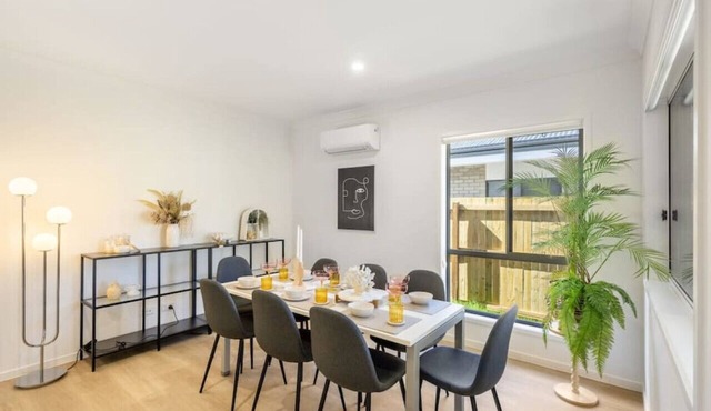 Well-decorated 4BR Family home steps to mall