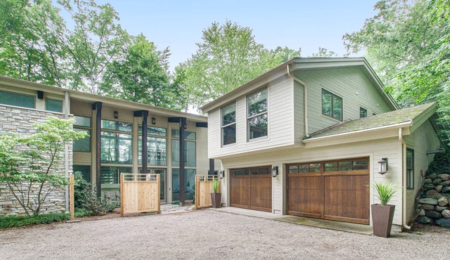 Well-Designed Lakefront Home with Ping-Pong and Free WiFi