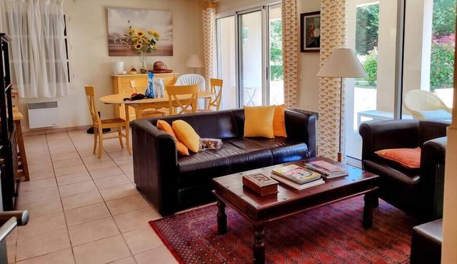 Well-equipped holiday home in a wooded and peaceful Golf course location. With a pool