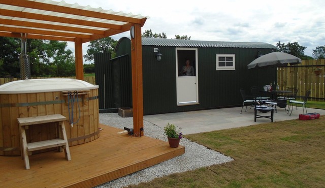 Well equiped shepherds hut ferrensby north yorkshire with hot tub & sauna barrel
