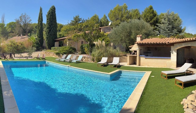 Well equipped spacious villa with private pool between sea/mountains