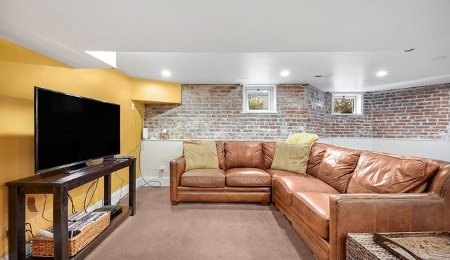 Well equipped 1-bedroom basement apartment/private entrance, AC, WiFi Denver