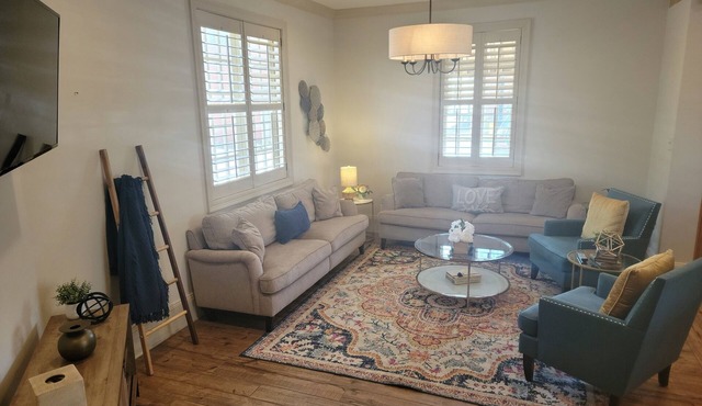 Well-equipped 3BR/3BA with large common space in the heart of Historic Downtown