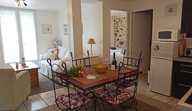 Well equipped apartment, large terrace, BBQ & WIFI