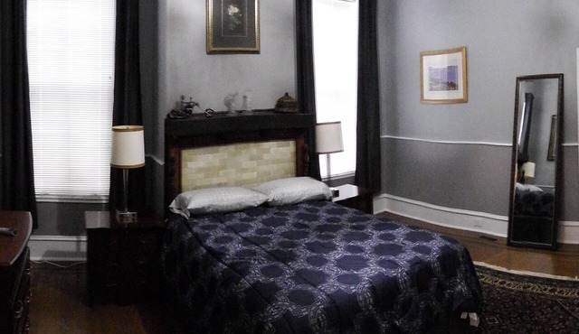 Well Equipped Clean Comfy Downtown APT with Parking