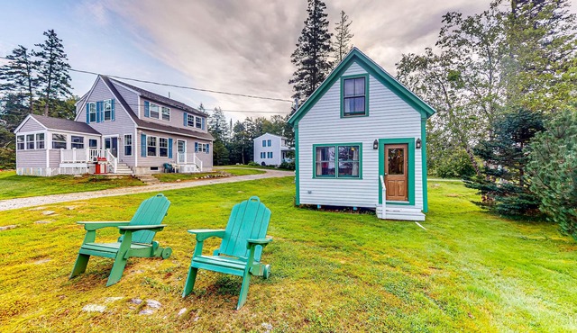 Well-equipped cottage with modern touches, WiFi, gas grill, & beautiful views