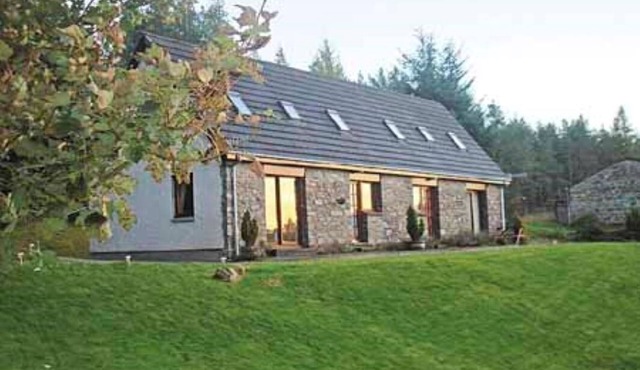 Well equipped cottage with loch, mountain and woodland views