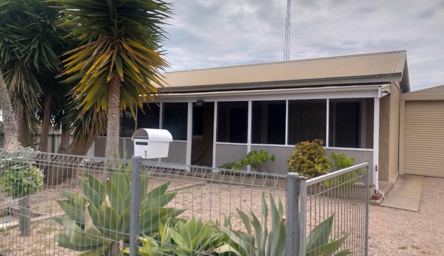 Well equipped family holiday house. Close to the beach, shops and playgrounds.