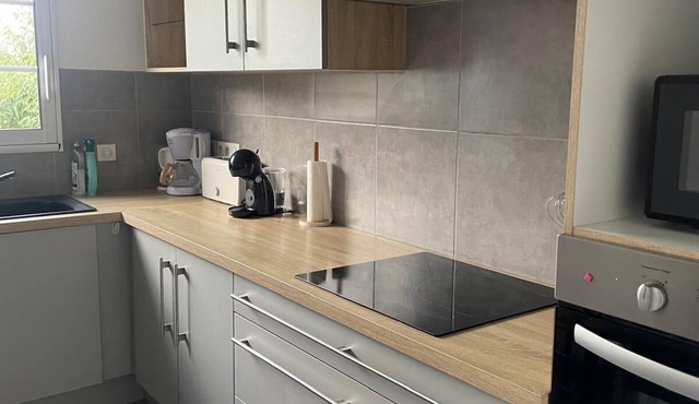 Well-equipped house with covered terrace between sea and mountains