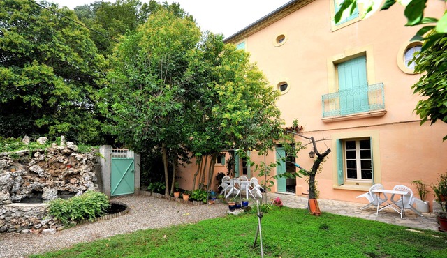 Well-equipped house with character and garden near the city center
