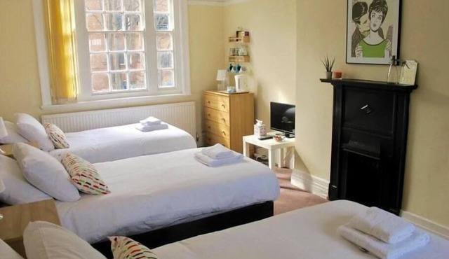 Well equipped large quadruple/family room @Jollys