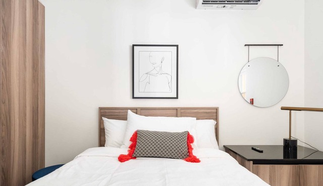 Well-equipped room in Quartier des Spectacles