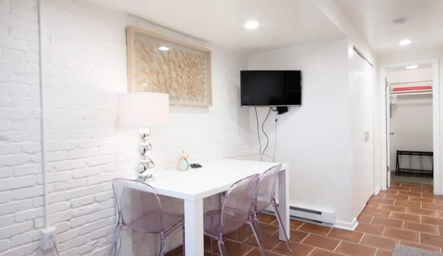 WELL-EQUIPPED STUDIO APT - WALK TO METRO SUBWAY!