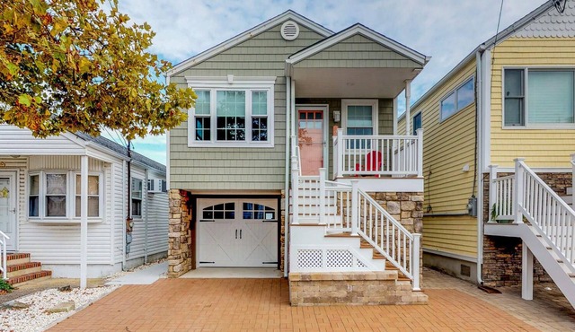 Well-established Rental! Walk to Beach & Bay, BBQ, Ping Pong, Badges & More!