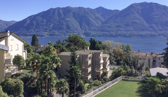 Well furnished apartment in a quiet, central location with lake view and pool