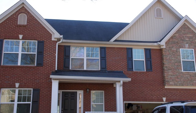 Well-furnished house with modern appliances, apartment-size master bedroom