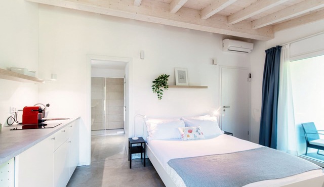 Well-furnished studio apartment with small garden (Le Betulle Studio 4)