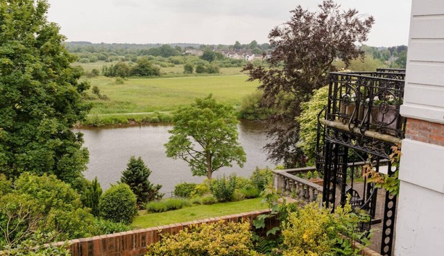 Well Located 2 Bed Cottage with Lovely River Views