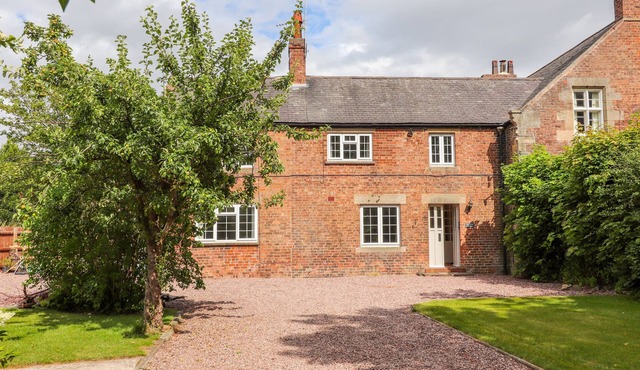 WELL HOUSE FARM FLAT 2, with a garden in Bretton