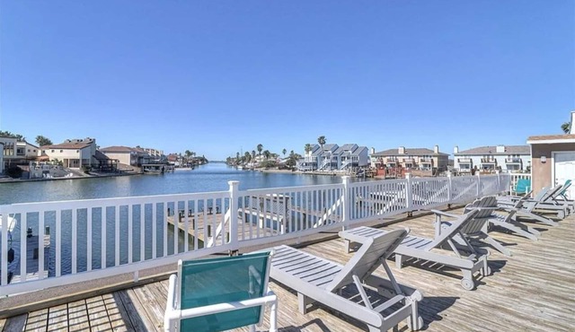 Well kept secret! Summer availability going fast, 3min to beach, gym, & balcony.