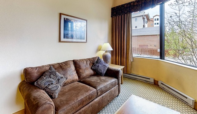 Well-Kept Studio Near the Slopes w/Kitchenette, WiFi, Shared Pool, & Hot Tub