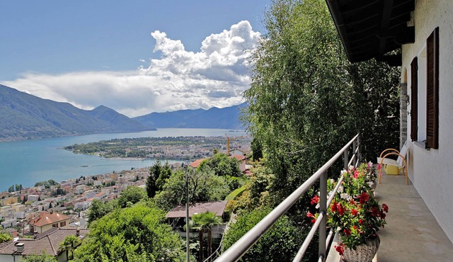Well-kept Ticino detached house on a sunny slope above Locarno with panoramic views