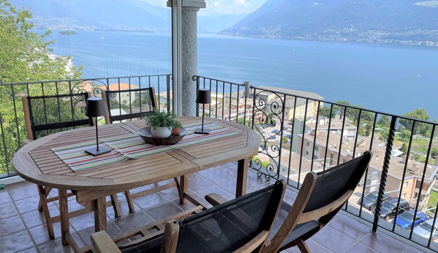 Well-kept vacation apartment with a unique panoramic view of the lake